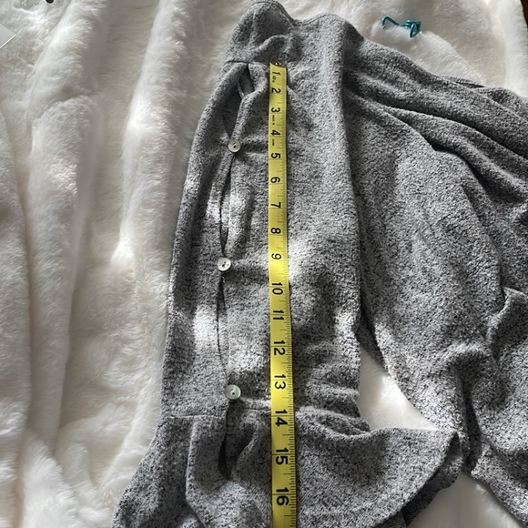 Green Envelope grey tunic with slits in the 3/4 lgth sleeves, size large. - Picture 6 of 7